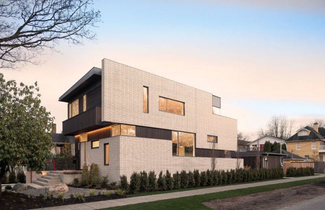 Двухэтажный дом с фасадом из белого кирпича и деревянным сайдингом от архитекторского бюро Randy Bens Architect. Расположение: Ванкувер, Канада; окончание строительства - 2016 г.