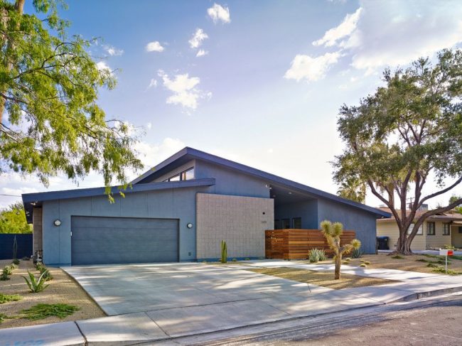 Современный дом в Лас-Вегасе стиля минимализм с большой территорией. Просторный гараж с прямым заездом для удобства использования