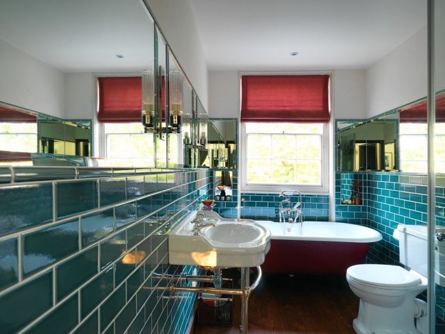 Оригинальная ванная комната с простыми римскими шторами в тон ванной 