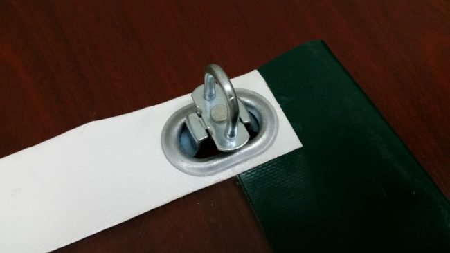 Поворотные скобы очень удобны при установке мягких окон Поворотные скобы очень удобны при установке мягких окон
