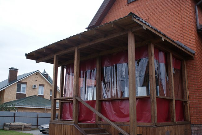 Штора, закрепленная на люверсах Штора, закрепленная на люверсах