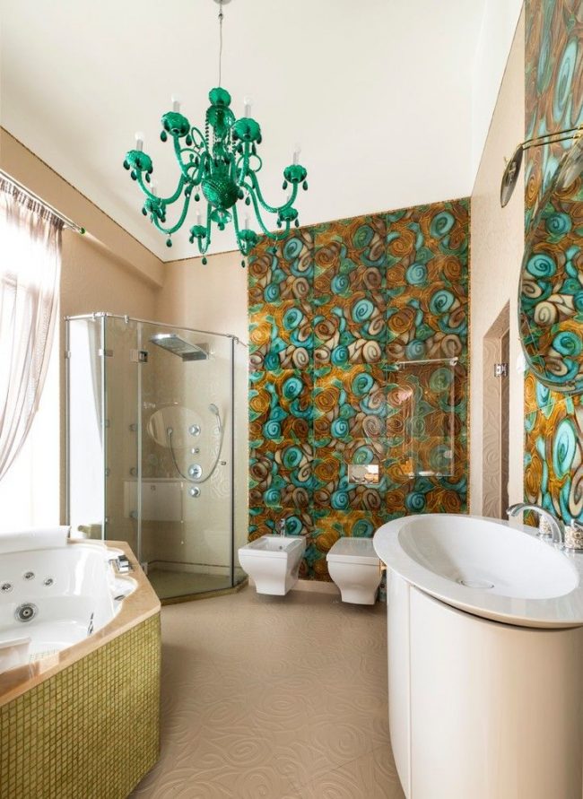 Просторная ванная комната с большим ярким панно из крупной керамической плитки
