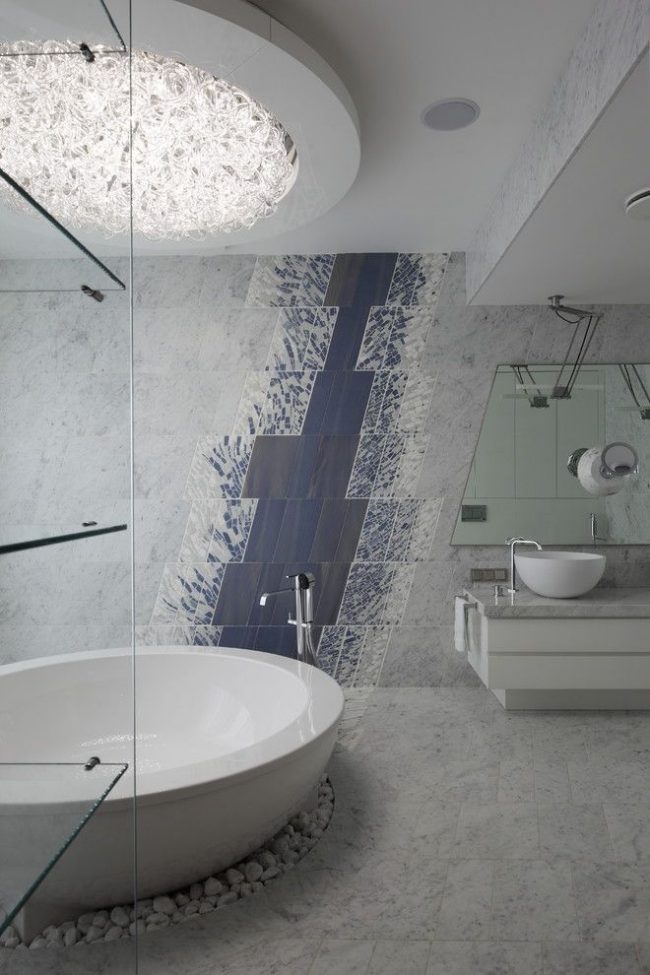 Необычное панно из плитки с абстрактным диагональным рисунком в стильной современной ванной