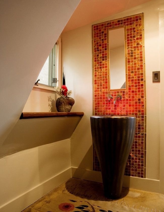 Узкое-панно-мозаика выделяет зону умывальника в ванной