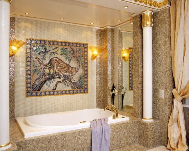 Небольшое мозаичное панно на стене ванной в египетском стиле