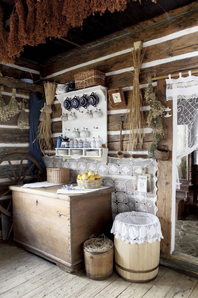 Элементы декора деревенского дома: стены под «бревна», посуда, кружево, бочки