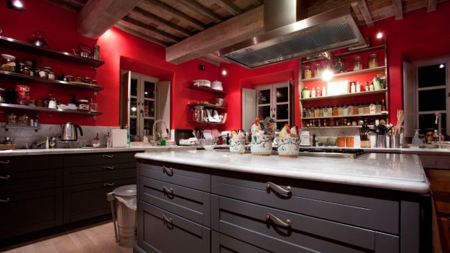 Нестандартное решение: красные стены и темно-коричневая гарнитура на кухне 