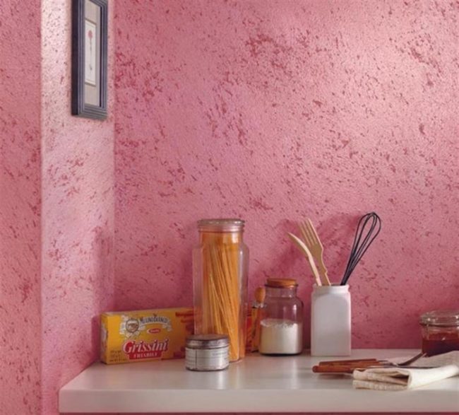Яркий декоративный "короед" на стенах в кухне