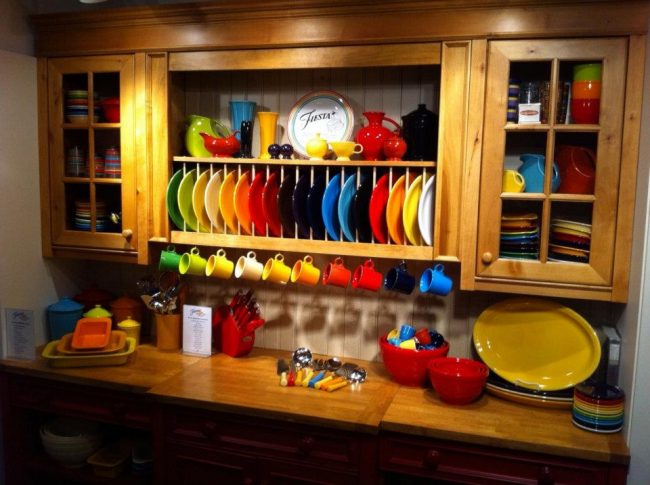 Создать соответствующее настроение на кухне вы также сможете с помощью правильного подбора цветовой гаммы посуды