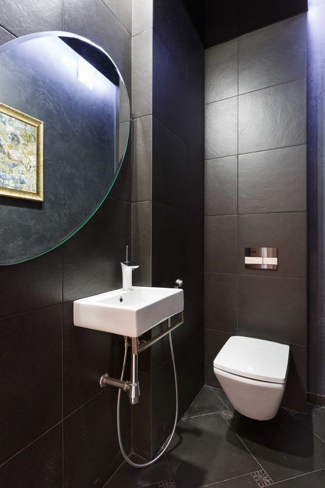 гигиенический душ со смесителем скрытого монтажа: темный санузел с большим зеркалом и темным матовым кафелем
