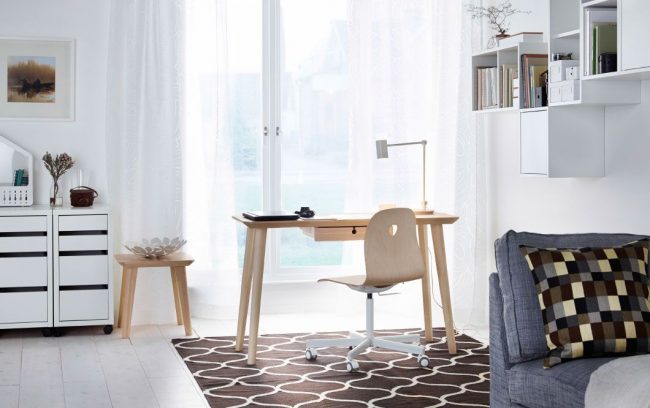 Письменный стол IKEA, модель Лисабо