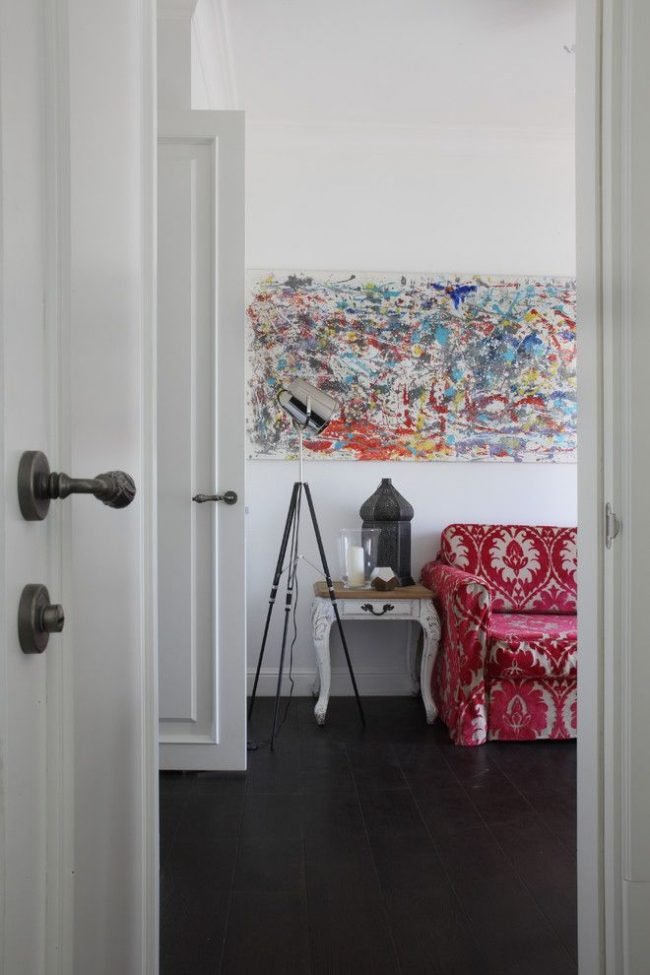 Интерьер в стиле фьюжн с белыми межкомнатными дверями и красивыми соответствующими ручками из металла