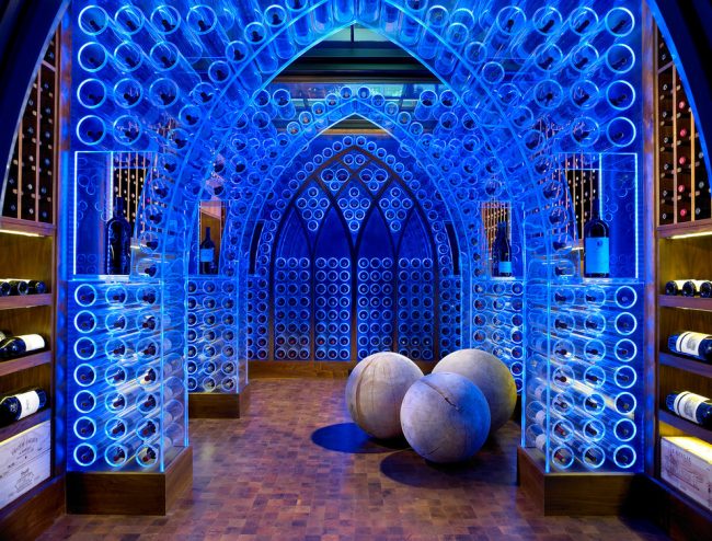Шикарный дизайн винного погреба с неоновой подсветкой и арками в восточном стиле
