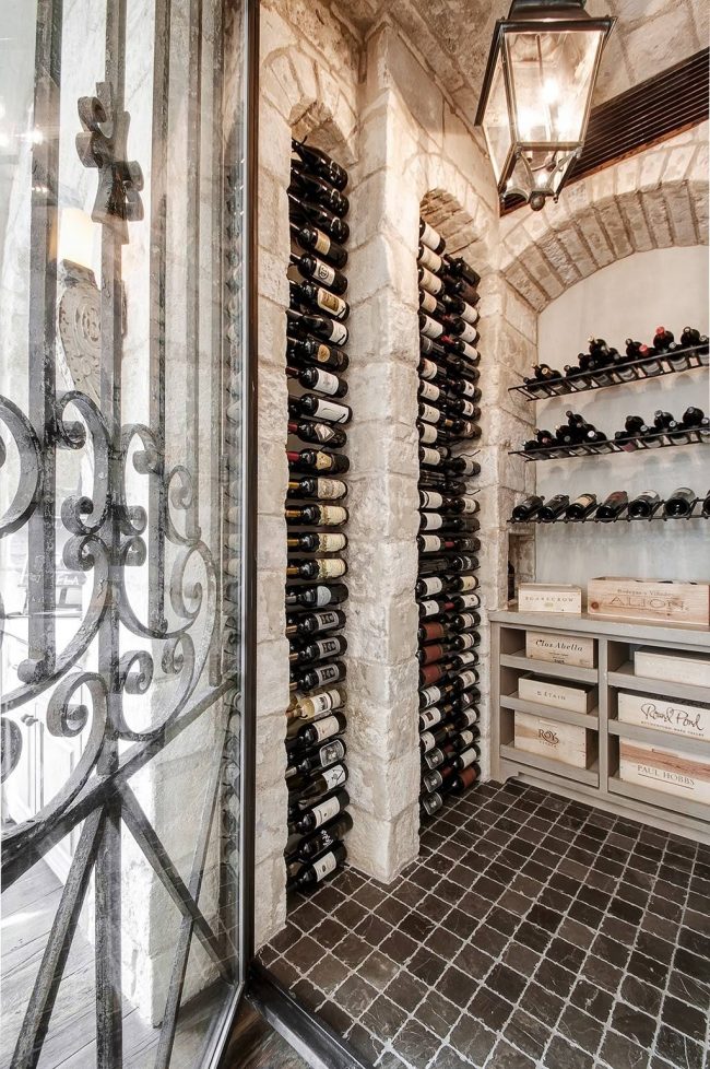Великолепные ниши с арками для хранения вина