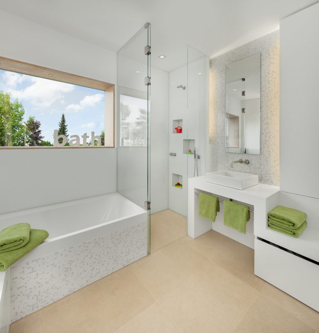 Керамическая мозаика для ванной комнаты в светлых тонах