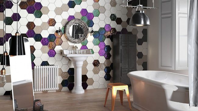 Яркая крупная мозаичная плитка, украшающая стену ванной комнаты в стиле эклектик