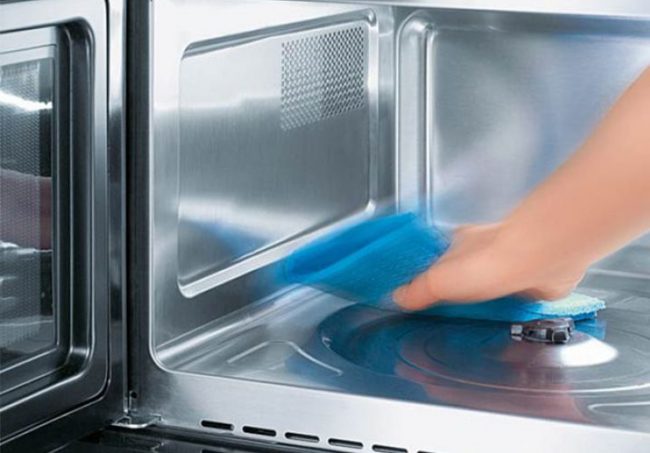 Микроволновка с керамическим покрытием не требует особого подхода при очищении