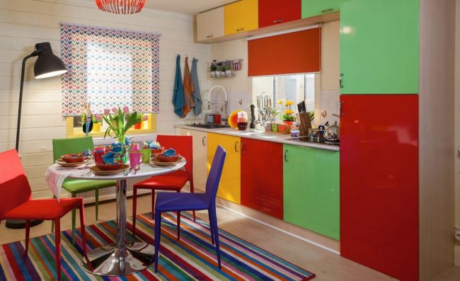 Разноцветный полосатый ковер на яркой кухне