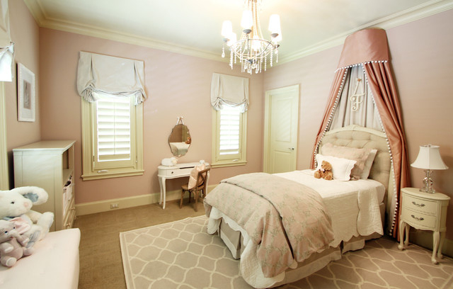 Детская комната с плотными светлыми портьерами в английском стиле