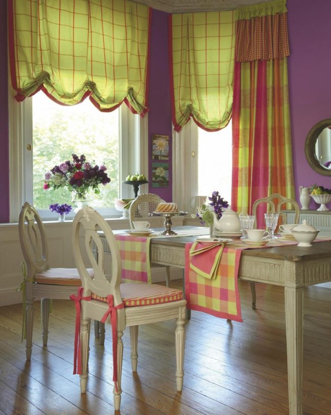 Изысканная и роскошная атмосфера в столовой с английскими шторами