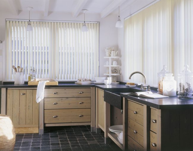 Подоконник-столешница в комнате: атмосферная кухня с деревянным кухонным гарнитуром, и очень удобным в использовании подоконником-столешницей
