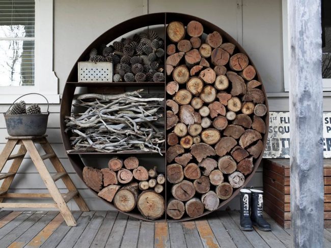 Поленница для дров может стать элегантным элементом декора вашего домашнего участка