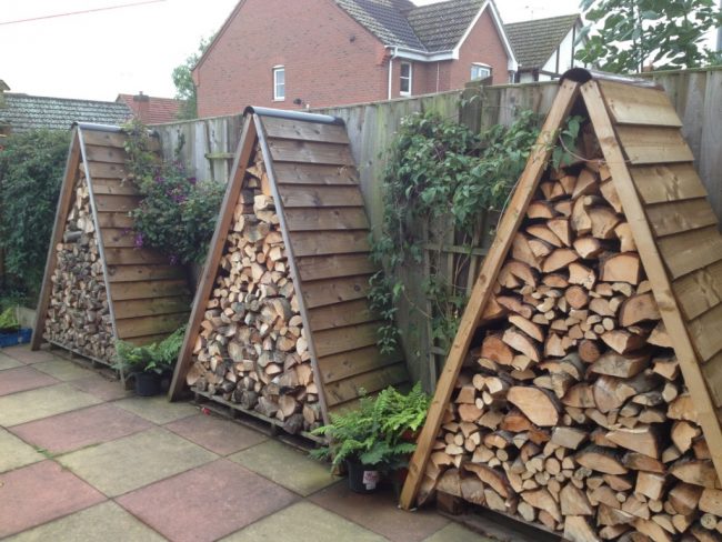 Достаточно необычный вариант для хранения дров на территории двора частного дома