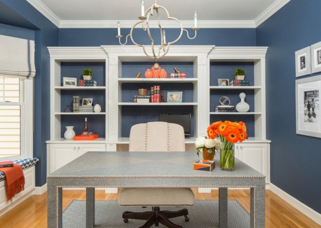 Кобальтовый цвет в интерьере кабинета можно разбавить с помощью яркого декора в виде цветов, фигурок, книг