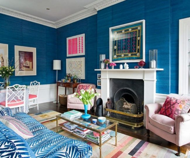 Синий цвет в гостиной можно разбавить контрастными оттенками - розовым, белым и другими