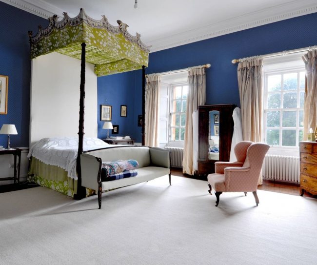 Бежевые шторы и синие обои - классическое сочетание в спальне 