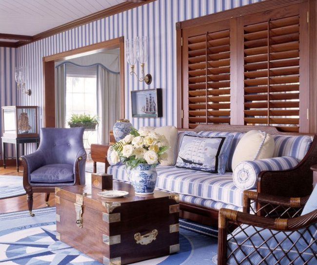 Грамотное сочетание расцветки обоев и мебели: синие полосатые обои и обшивка мебели