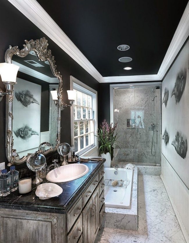 Черный потолок с белым плинтусом в интерьере классической ванной комнаты