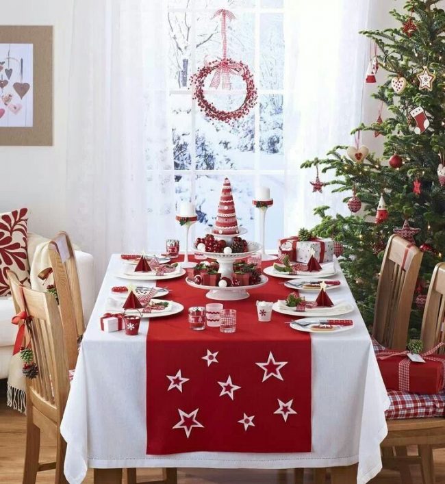 Бело - красное оформление новогоднего стола 
