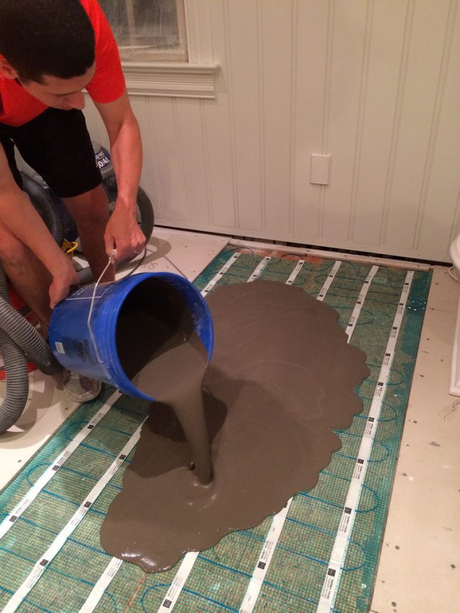 Теплый водяной пол с использованием бетонной подушки. На фото вы можете увидеть процесс заливки бетона