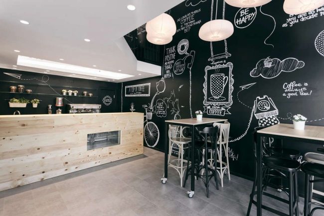 Стильный и современный черно-белый дизайн небольшой кофейни
