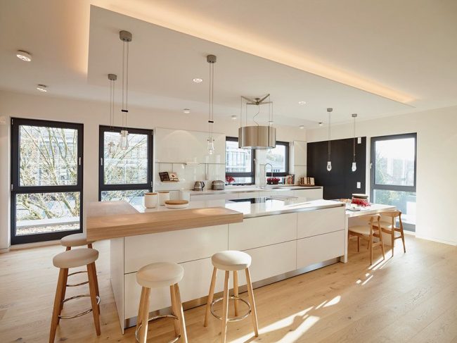Светлая современная кухня с подвесным потолком и обильной подсветкой