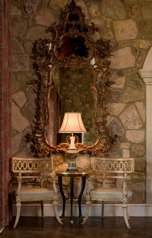Большое зеркало с кованными элементами в готическом интерьере