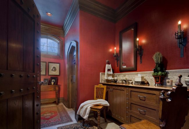 Цветовая гамма в готическом интерьере: бордовые стены и мебель из темных сортов дерева