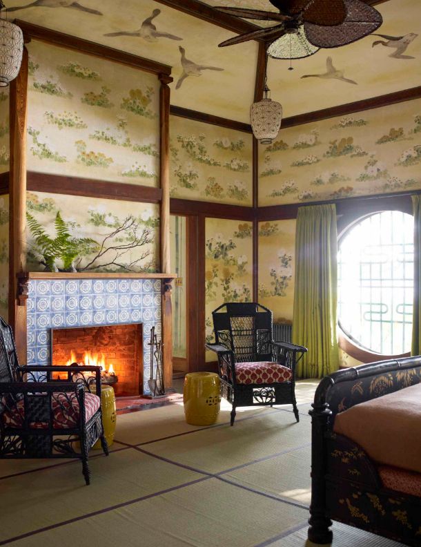Китайский стиль в интерьере махараджей: рисунки животных на потолке и стенах, камин с бело-синей росписью, кованные стулья и окно круглой формы