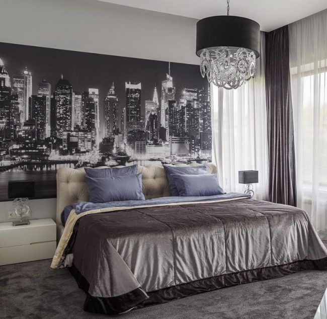 Картина с изображением городского пейзажа, например Нью-Йорка, впишется в интерьер современной спальни