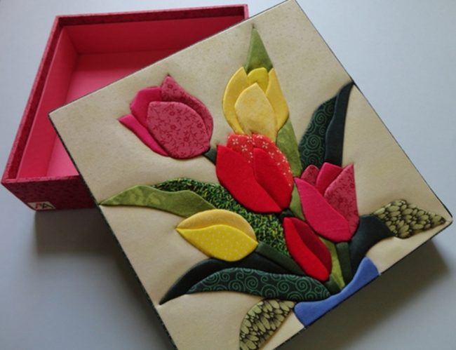 Красочный букет тюльпанов, которым можно украсить подарочную коробочку