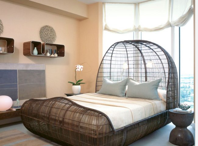 Панорамные окна в округлой комнате создают дополнительное пространство для кровати