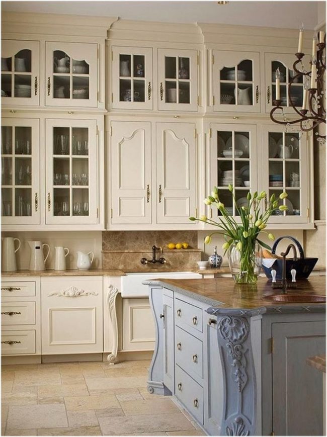 Деревянный кухонный гарнитур, окрашенный в пастельные тона