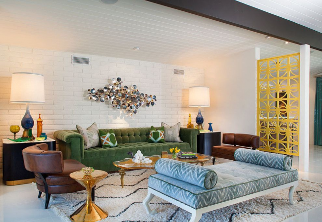 Мягкий зеленый диван Честерфильд в светлой гостиной с отделкой под кирпич