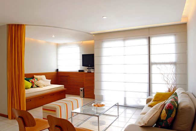 Терракотовая штора для зонирования зон в дизайне спальни-гостиной