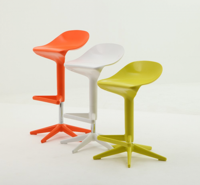 Яркие декоративные стулья из пластика