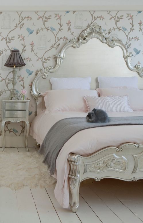 Роскошная французская кровать с высоким изголовьем