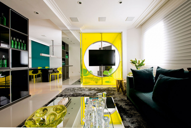 Интерьер гостиной комната в ярких тонах с бразильским харакером
