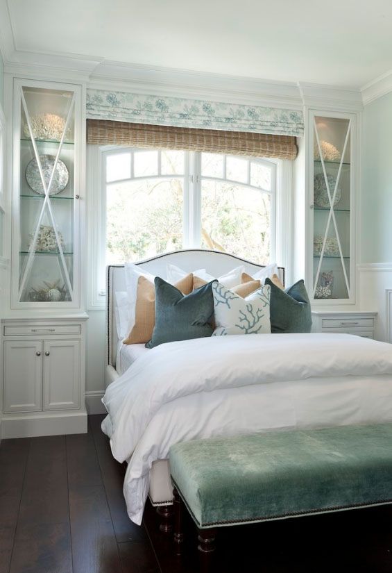 Римские шторы в спальне - лучший вариант для тех, кто желает установить кровать изголовьем к окну