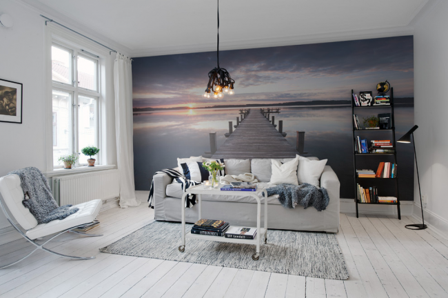 Максимальное расширение пространства с помощью настенного панно и светлого окраса комнаты